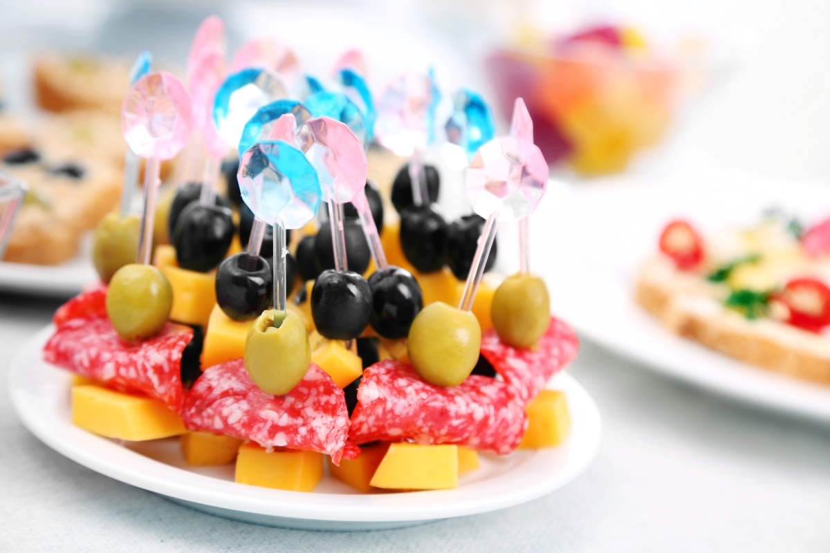 Wytrawne koreczki z serem, salami i oliwkami